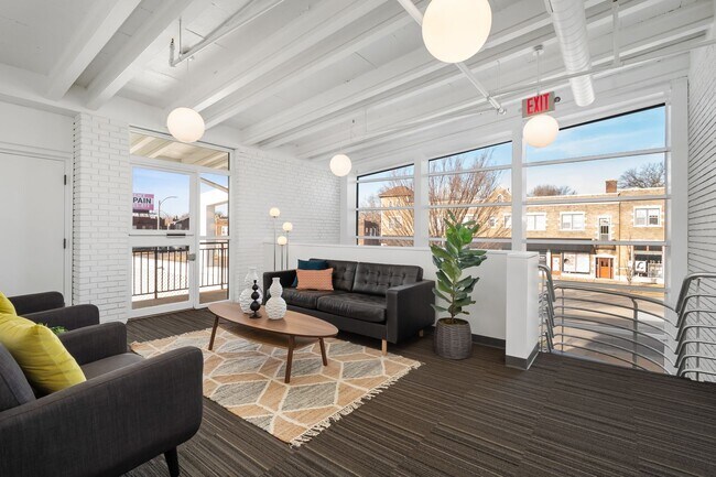 Building Photo - FUNky Building on Kingshwy