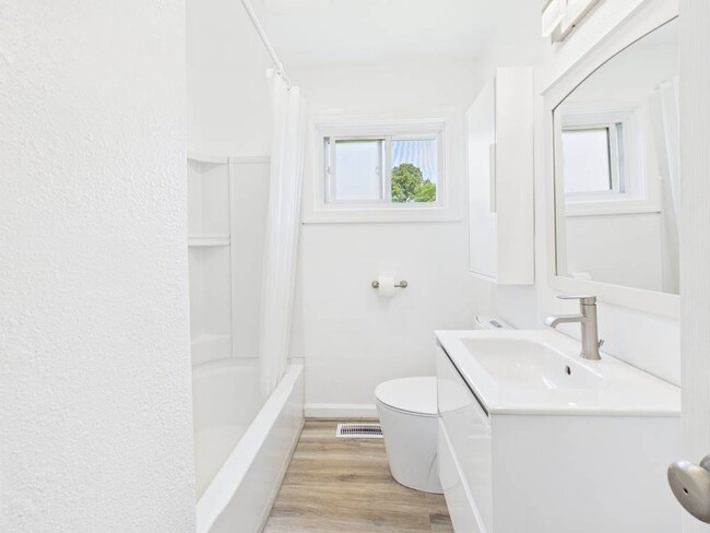 Building Photo - Cozy 2 Bedroom 1 Bathroom Ranch style Home...
