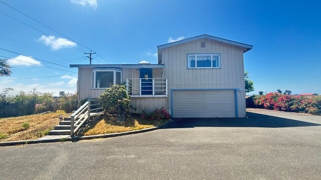 Building Photo - Spacious 3BD/2.5B Arcata home boasts farml...