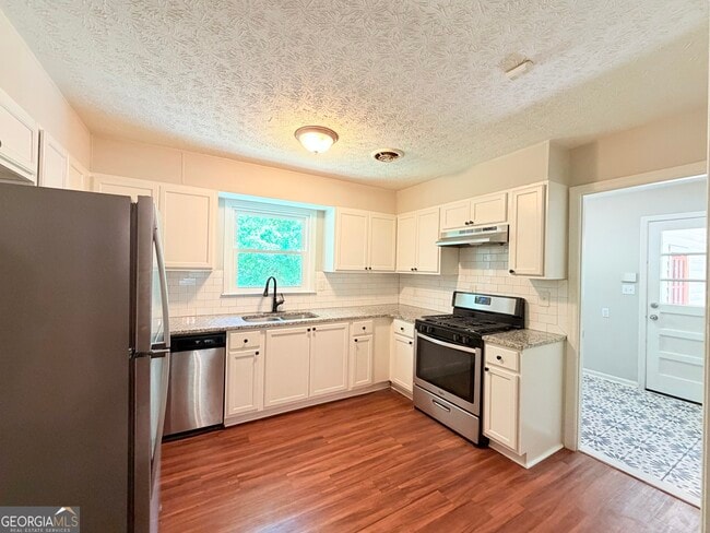 Building Photo - 1140 Azalea Cir NE