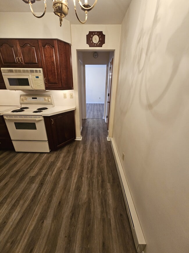 Building Photo - 5 Birch Dr