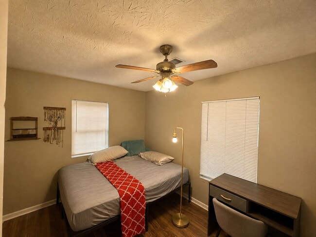 Building Photo - 643 Golfview Dr