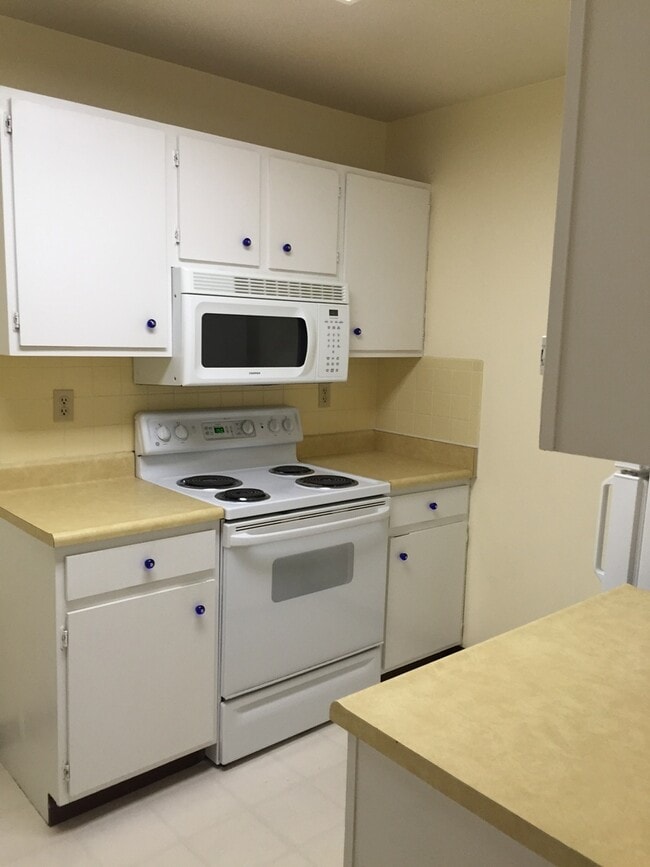 Building Photo - 2 Bed 1 Bath First Floor Corner Unit Manha...