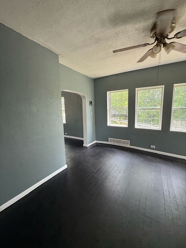 Building Photo - 3 bedrooms 1 bath