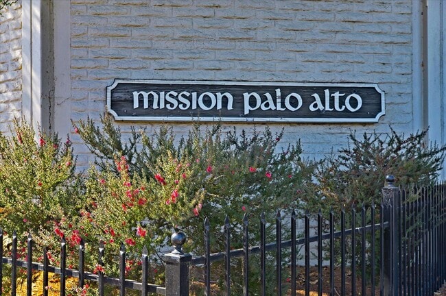 Building Photo - Great Home in Secure Complex