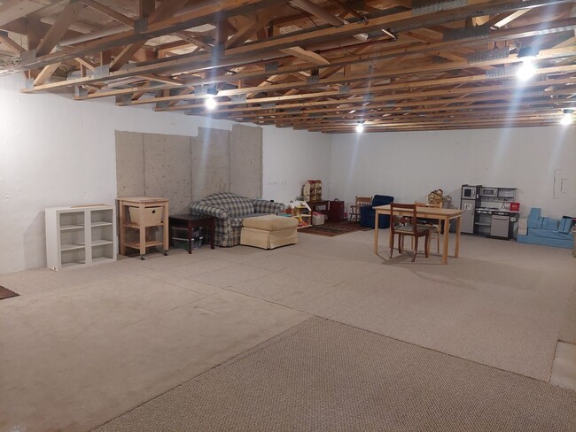 Building Photo - Very Well Maintained Apartment - One Floor...