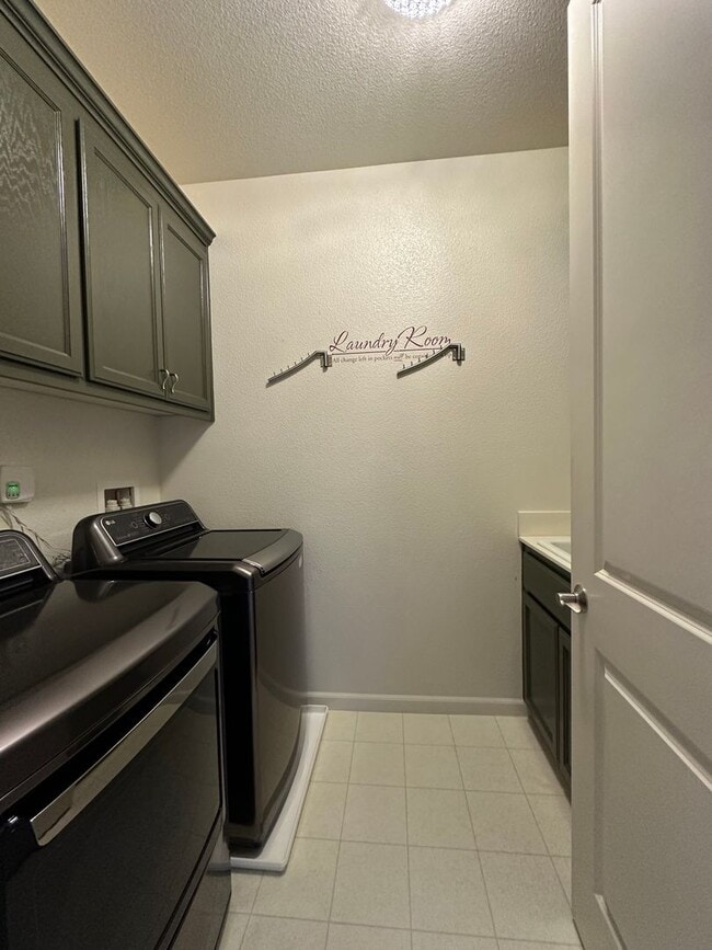 Building Photo - Large 4 Bedroom House in Hiddenbrook Commu...