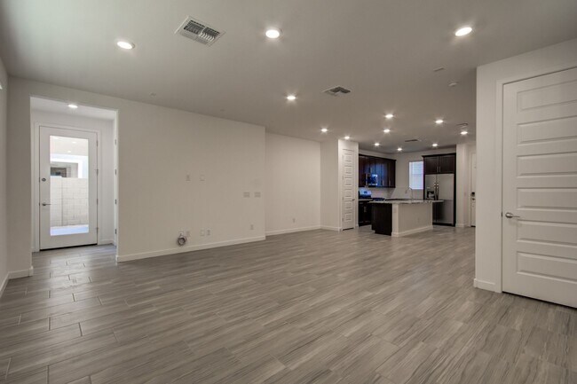 Building Photo - 1087 E Chapman Dr