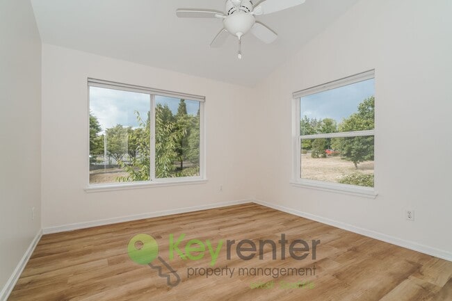 Building Photo - Stunning 3 Bed, 3.5 Bath Seattle Home with...