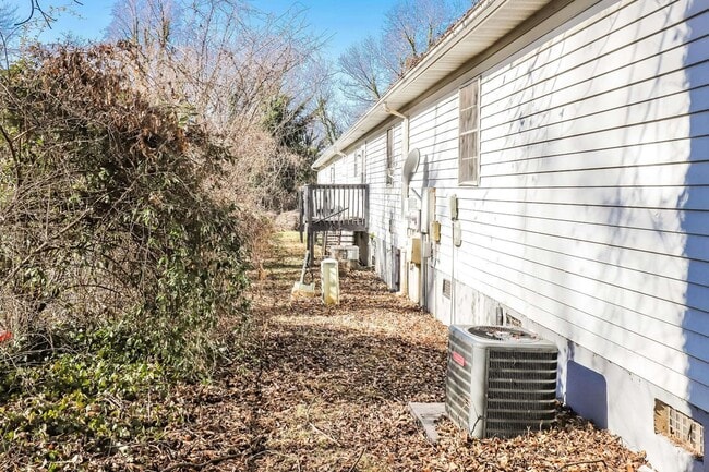 Building Photo - 638 S Elm St