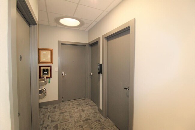 Building Photo - 418 Village Dr