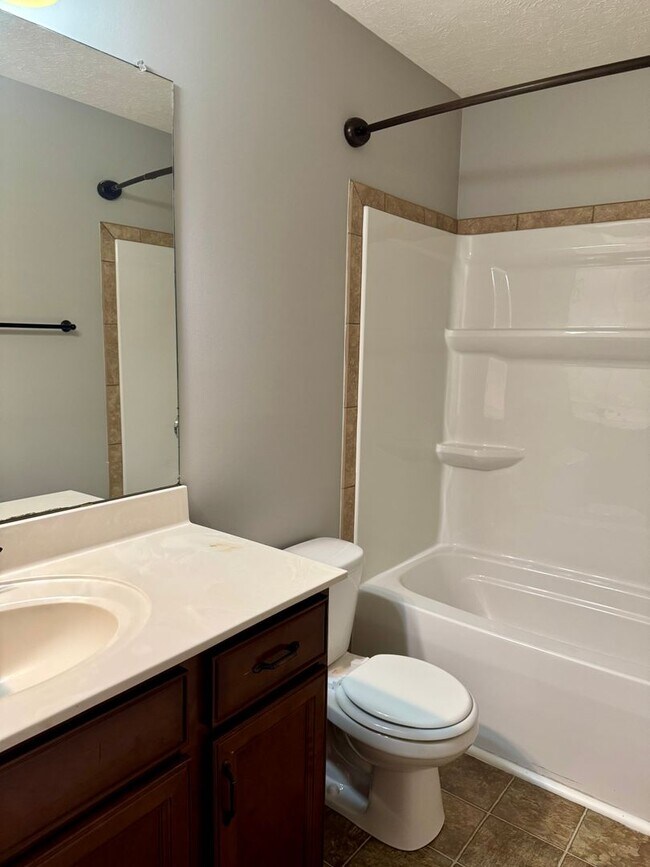 Building Photo - Cute 3 Bedroom Ranch in Fox Crossing! Conv...