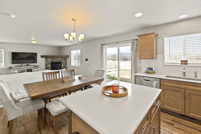 Building Photo - Well maintained Fountain Home with 3 bedrooms and  beautiful mountain views.