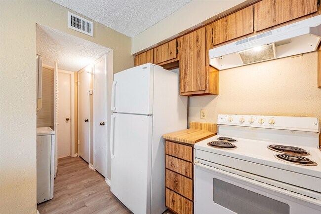 Building Photo - 6315 Cattails Ln