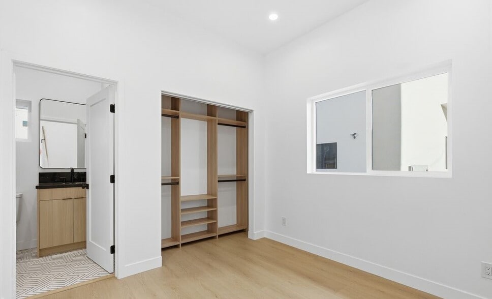 Building Photo - 2835 S Redondo Blvd