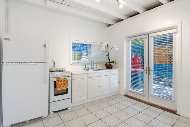 Building Photo - 2330 SW 62nd Ct