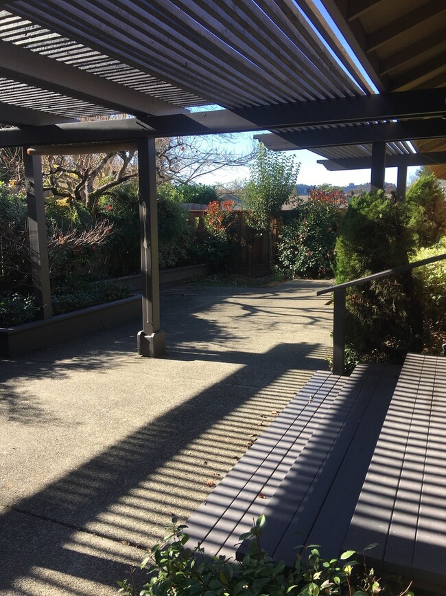 Building Photo - Beautiful 3 Bedroom 2 Bath in Great Neighb...