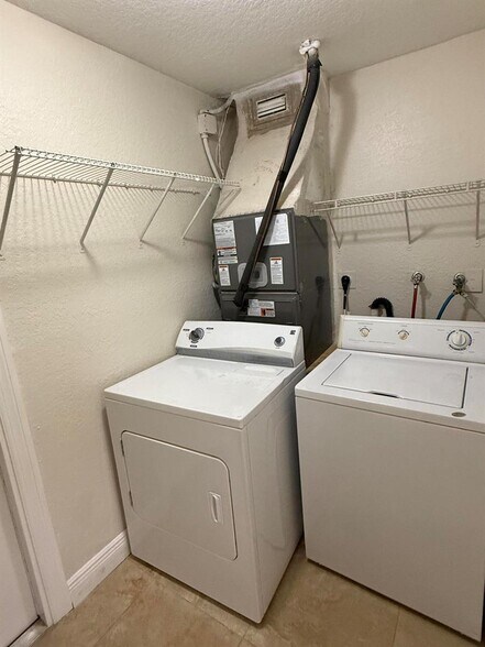 Building Photo - 7302 NW 57th Ct