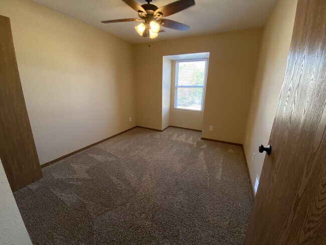 Building Photo - Excellent 3 bedroom with 2.5 bath with a b...