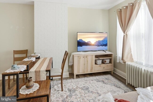 Building Photo - 505 W 19th St