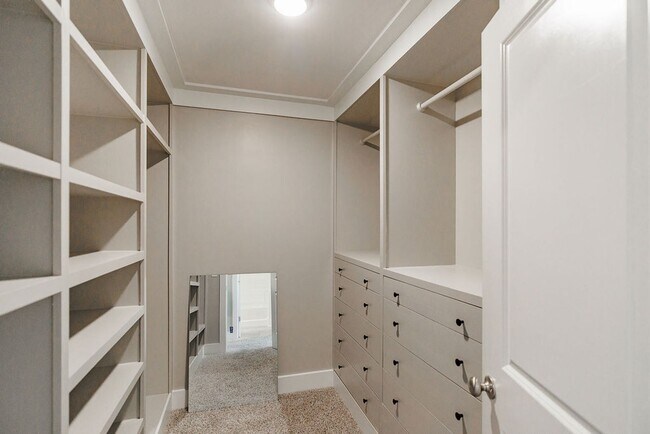 Building Photo - Townhome Available Now in the Towns of Aub...