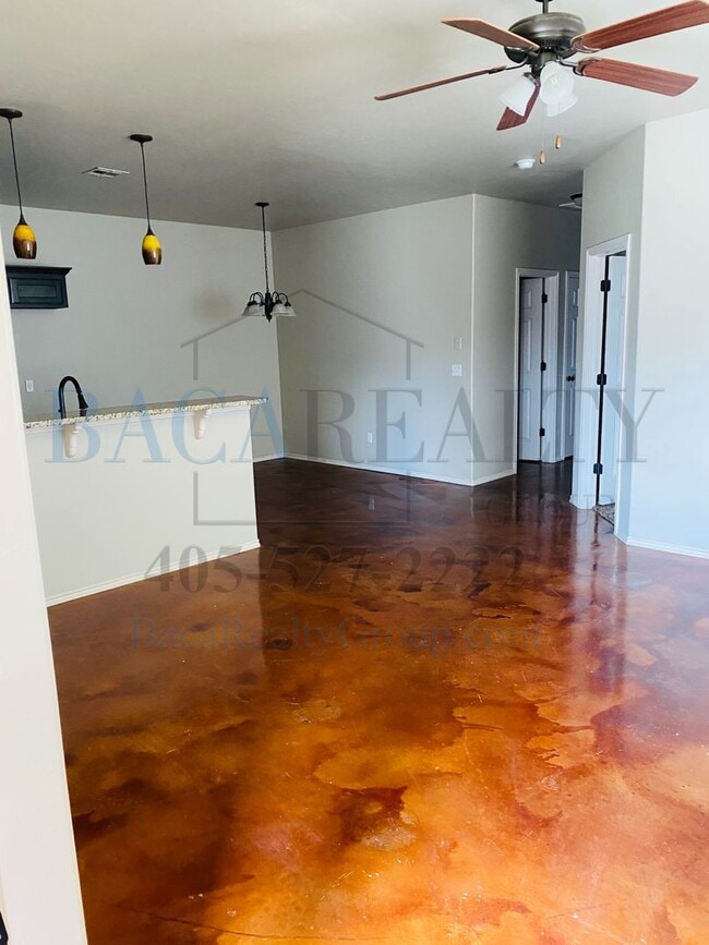 Building Photo - 3br 2ba duplex with 2 car garage!