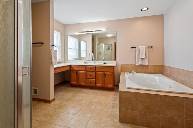 Building Photo - 4 Bed / 2.5 Bath Single-Family Home for Rent in Mundelein | Available ASAP