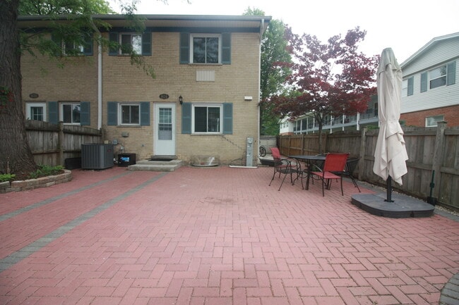 Building Photo - 1624 Greenwood Rd