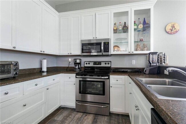 Building Photo - ** 4 Bed/3.5 Bath Single Family ~ 2 Car Garage Single Family Home ~ Lake Views **