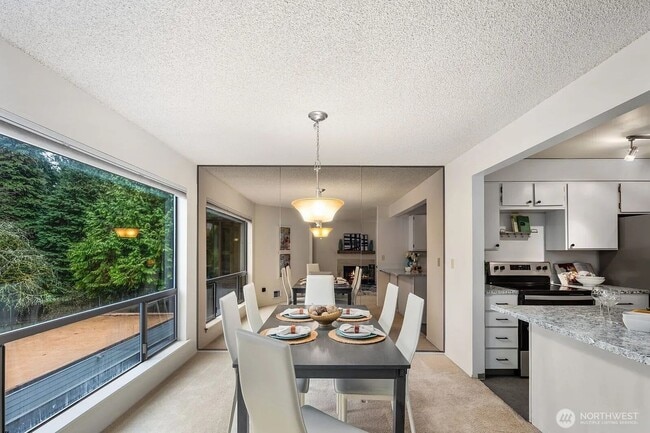 Building Photo - 3 Bedroom 2 Bathroom Plus Parking