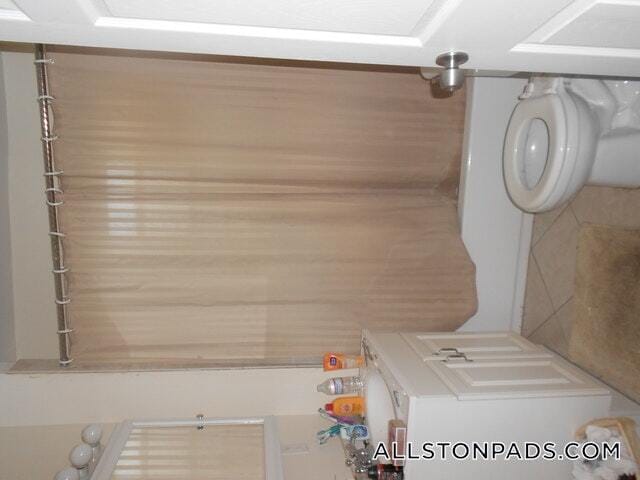 Building Photo - 86 Easton St