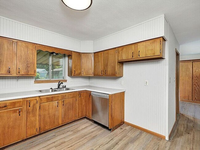Building Photo - Beautiful 3 bedroom 2 bath charmer… Waitin...