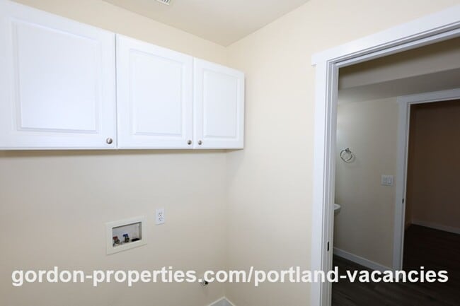 Building Photo - SE 121st Ave- 3 bedroom townhome with gas fireplace