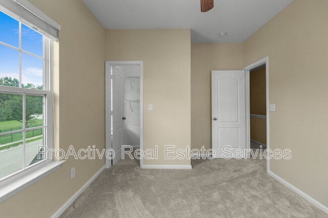 Building Photo - 729 Creekwood Dr