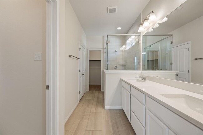 Building Photo - 700 W 6th St