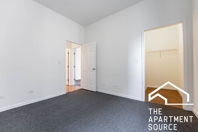 Building Photo - HUGE 4BR/2BA Duplex Close to Blue Line