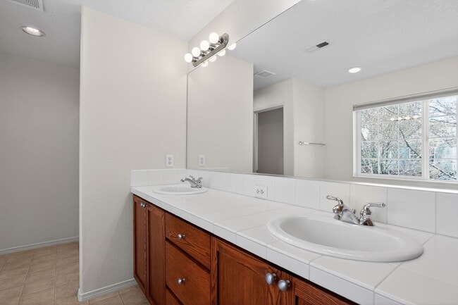 Building Photo - 1052 SE Portlandia Ave