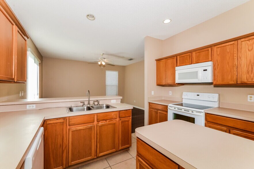 Building Photo - 671 Hardwood Cir