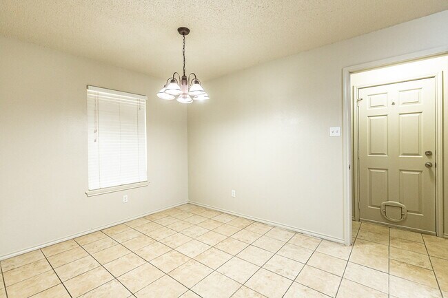 Building Photo - 3 Bedroom Duplex
