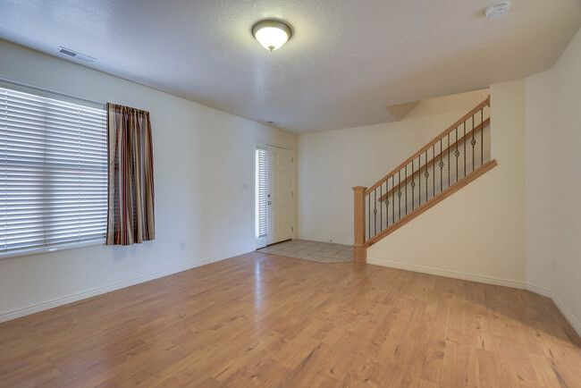 Building Photo - 3 Bedroom 2.5 Bathroom - Hidden Valley Tow...