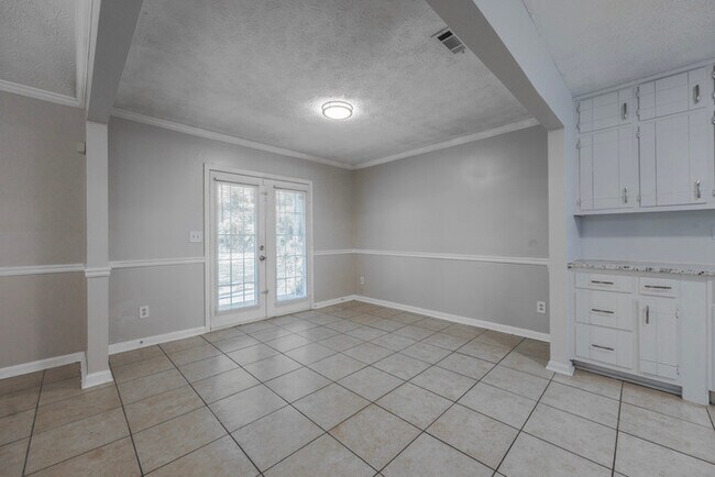 Building Photo - Cozy 3-Bedroom Rental with Fireplace & Mod...
