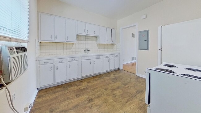 Building Photo - Cute and Charming Apartment in St. Nicholas