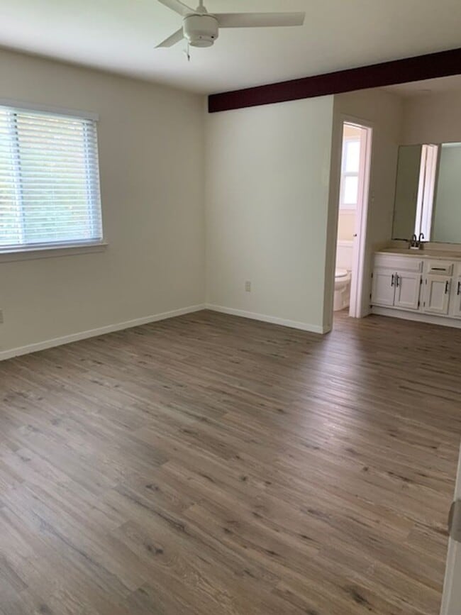 Building Photo - 4 bedroom, 2.5 bathroom, and 2 car garage house