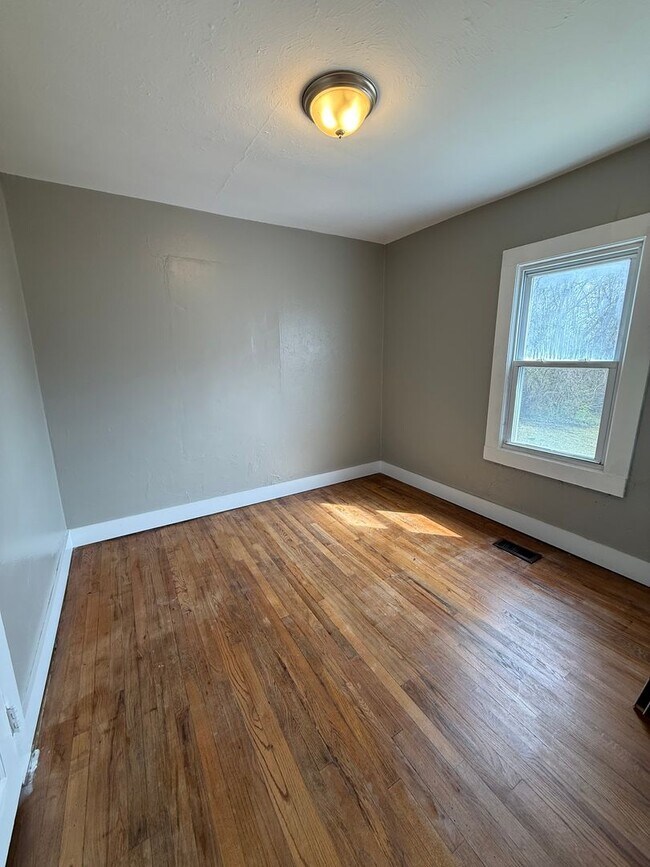 Building Photo - ***COMING SOON*** (Available end of May) Charming 3 Bedroom 1 Bath home convenient to Middlebrook...