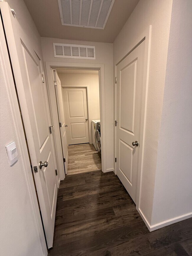 Building Photo - Beautiful 3 Bedroom 2 Bathroom Home Available Now