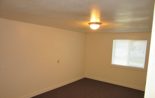 Building Photo - 912 N 1st St