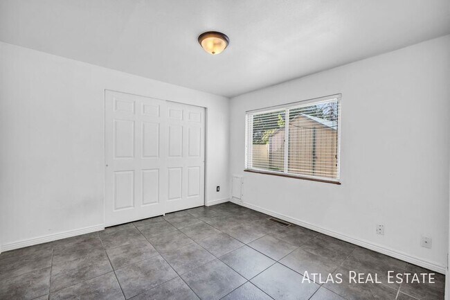 Building Photo - 853 Emeril Ave