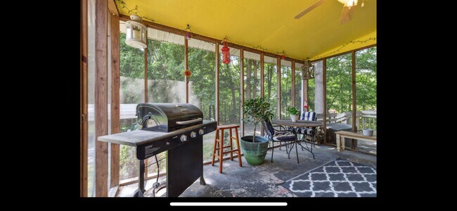 Building Photo - 1820 Whispering Hills Trl