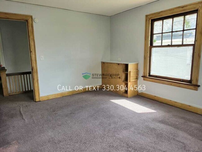 Building Photo - 104 6th St NE