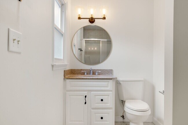 Building Photo - 421 Collen Dr